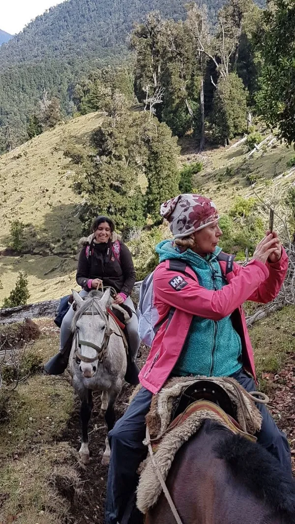 Microempresario turístico en visita de terreno con Millie